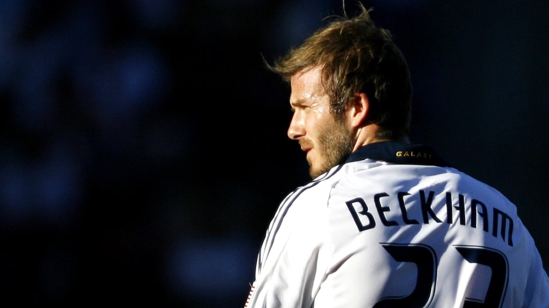 羽毛球赛场多场比赛进入决胜局